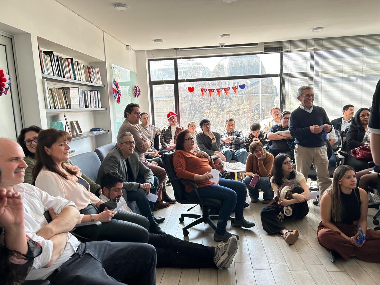 Equipo Microsystem participando en una instancia de colaboración
