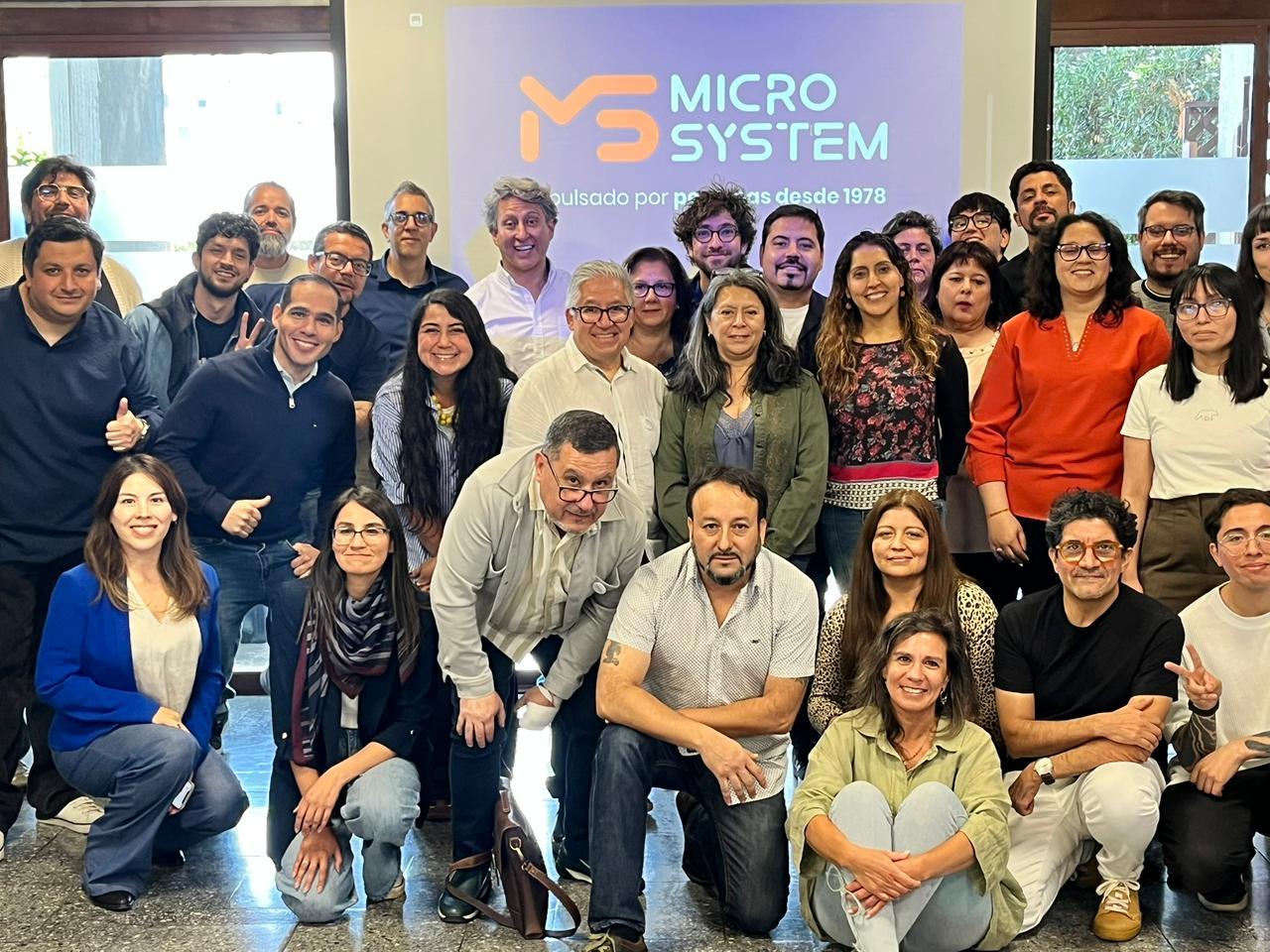 Equipo Microsystem reunido en una actividad de trabajo
