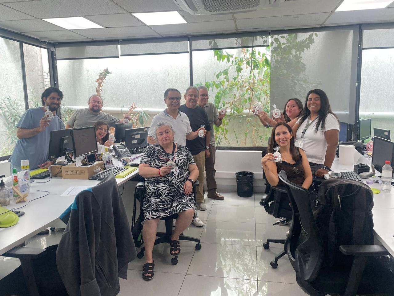 Equipo de oficina mostrando reconocimientos